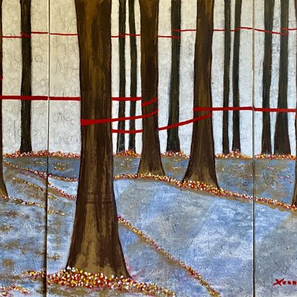 EL HILO ROJO ENTRE LOS ÁRBOLES DEL BOSQUE